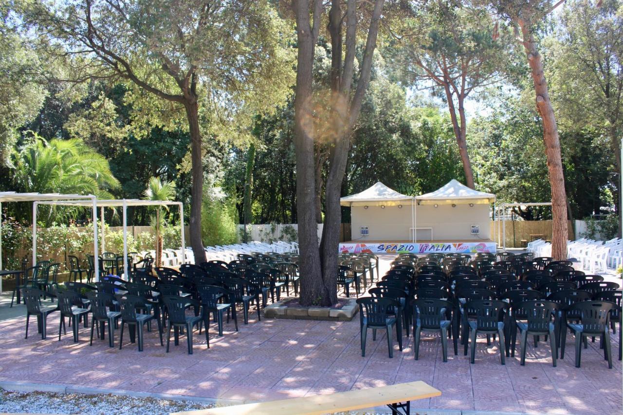 Campeggio Italia Marina di Massa Bagian luar foto